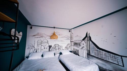 普里什蒂纳Prishtina In & Out的卧室配有两张床,墙上挂有壁画
