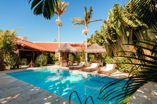 弗洛里亚诺波利斯Casa Mar Campeche的棕榈树度假村内的游泳池