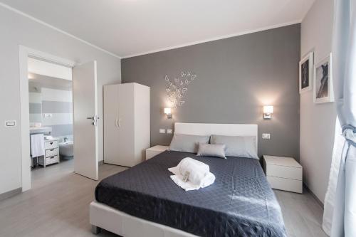 斯培西亚马塞拉旅馆的一间卧室配有一张带白色枕头的床