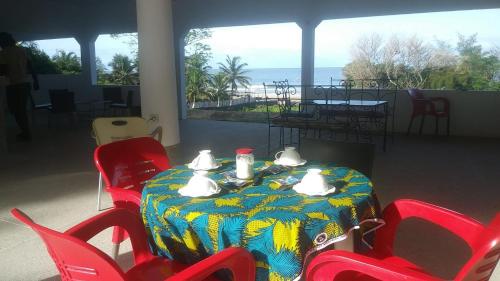 斯基灵角CAMPAMENTO CHEZ CAMPOS的一张桌子和椅子,享有海景