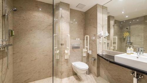 巴特萨罗皮斯库夫nook x Seepalais Boutique Hotel的浴室配有卫生间、盥洗盆和淋浴。