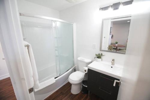 西棕榈滩The Lofts on Clematis 407 Downtown West Palm Beach的带淋浴、卫生间和盥洗盆的浴室