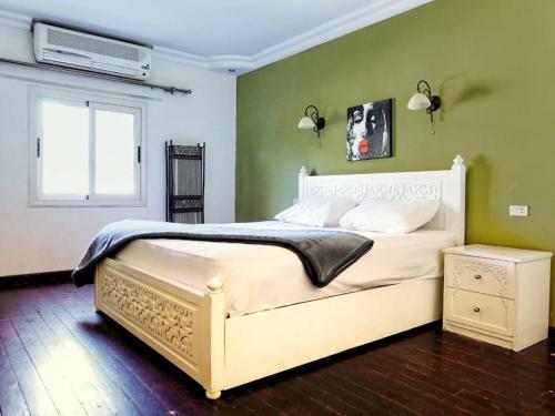 赫尔格达3 bedroom Villa W/ beach access的卧室配有一张大白色床和窗户