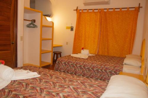 瓜亚比托斯Bungalows As De Oros的酒店客房设有两张床和梯子