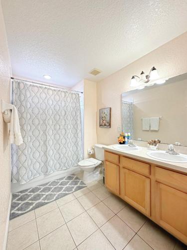 奥兰多Luxry villa 6 miles from Disney的一间带水槽、卫生间和淋浴的浴室