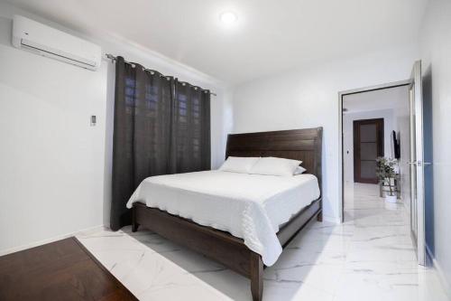 阿瓜迪亚Lux Ramey Cir D 2 king bed w/Wi-Fi near airport.的一间卧室配有一张带木制床头板和镜子的床