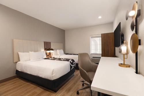 亚瑟港Hawthorn Extended Stay by Wyndham Port Arthur的酒店客房配有两张床和一张书桌