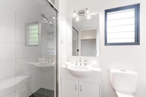 ParapAh Mat Bungalow - Tropical Darwin Stay with Pool的白色的浴室设有水槽和卫生间。