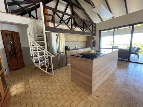 普纳奥亚Villa Te Miti的一间位于客房中间的带楼梯的厨房