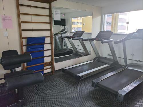 圣路易斯Flat Number One - Fonseca Imóveis的健身房设有两台跑步机和镜子