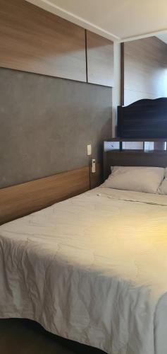 圣保罗Duplex NYC Berrini - 1506的卧室配有一张白色大床