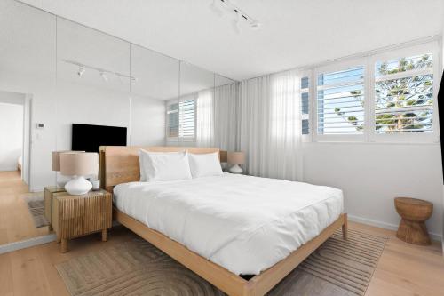 悉尼Harbour Bliss - Exquisite Design, Breathtaking Views的白色的卧室设有一张大床和一个窗户