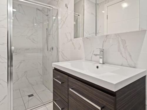 金德拜恩Snoqualmie 3 2 Cobbodah St的白色的浴室设有水槽和淋浴。