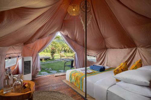 SilebengNatya River Sidemen的帐篷内一间卧室,配有一张床
