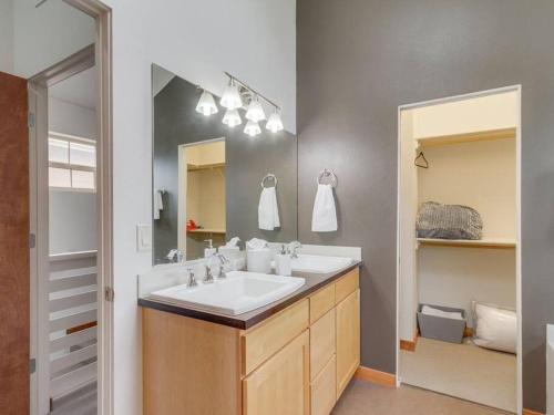 博伊西Brand New Downtown Modern 5 Beds, 3 Full Baths Vermont Avenue, Boise的一间带水槽和镜子的浴室