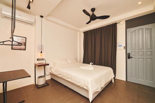 长滩岛Hotel Gray in Boracay的一间卧室配有一张床和吊扇