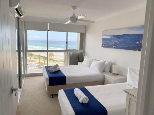 黄金海岸海冲浪海滨度假公寓酒店的一间带两张床的卧室,享有海景