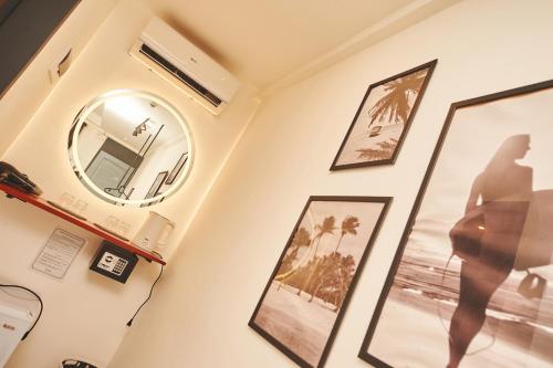 长滩岛Hotel Gray in Boracay的墙上有照片的房间和镜子
