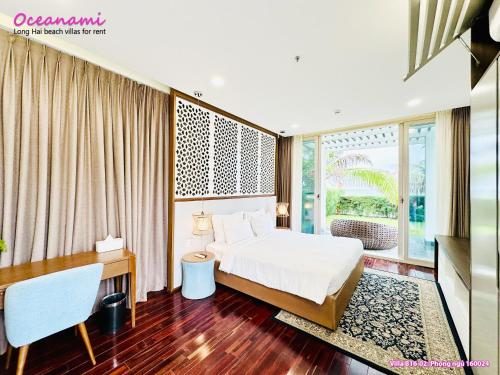 隆海Villa 1602 Oceanami, Sát biển, Hồ bơi riêng, 837m2的一间卧室配有一张床、一张桌子和一张桌子以及一张床。