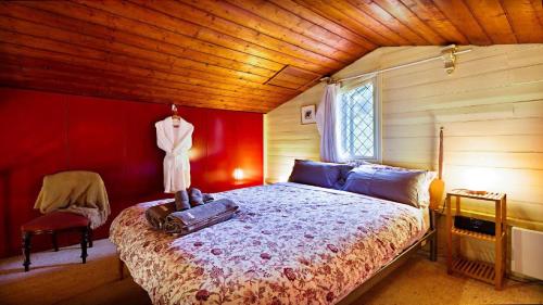 比奇沃斯Blue Gum Church的卧室配有木制天花板上的床铺