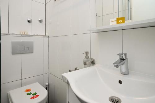 奥伯豪森Ferienwohnung&Aparts By kispet group hotels in Oberhausen的白色的浴室设有水槽和卫生间。