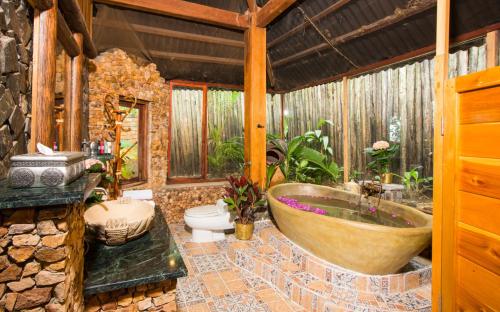 富国Chez Carole Beach Resort Phu Quoc的一间带大浴缸和卫生间的浴室