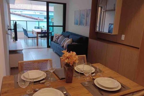 塔曼达雷Residencial Taormina - apartamento à beira-mar novinho!的餐桌,上面有盘子和玻璃杯