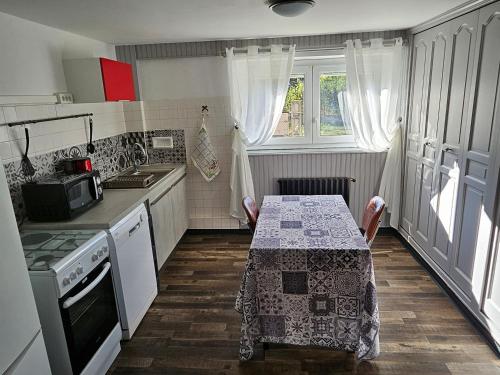 LangeacLA BOURZEDE的厨房配有桌子和桌布