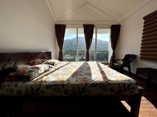 科塔吉里Sree Hari Home stay的一间卧室设有一张床和一个大窗户