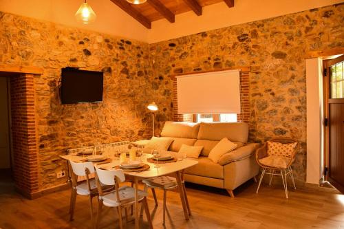莱昂El Molino de Nocedo的客厅配有沙发和桌子