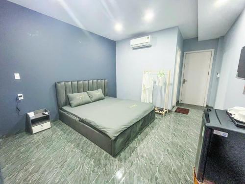 龙川市River Hotel 4 Long Xuyên的一间卧室配有一张床和一台电视