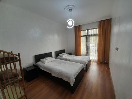 查克维vila chakvi的一间卧室设有两张床和窗户。