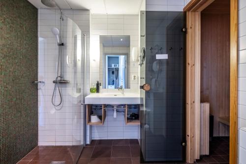 隆德First Hotel Planetstaden的一间带水槽和淋浴的浴室
