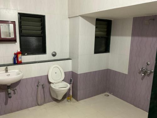 纳西克AC Comfy Private Room的一间带卫生间和水槽的浴室