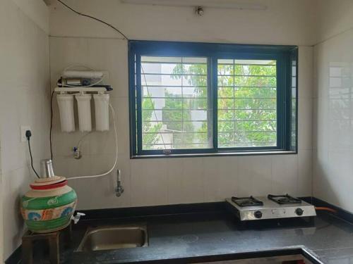 纳西克1BK Comfy & Budget Friendly Stay的厨房设有水槽和窗户。