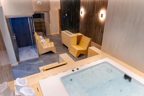 博尔沙Hotel INA的客房内的大型按摩浴缸