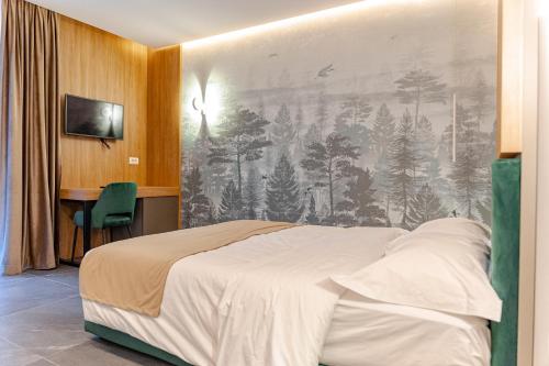博尔沙Hotel INA的一间卧室配有一张壁画床