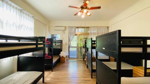 鹿野鹿野结米家的客房设有几张双层床和吊扇。