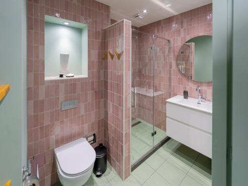 鹿特丹Rotterdam's coolest apartment的一间带卫生间、水槽和镜子的浴室
