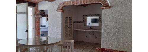 查帕拉Capital O Posada Del Pescador的一间带玻璃桌和水槽的浴室