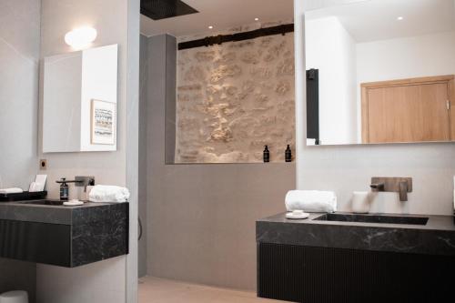 蒙彼利埃La Maison Verchant的浴室设有2个水槽和镜子