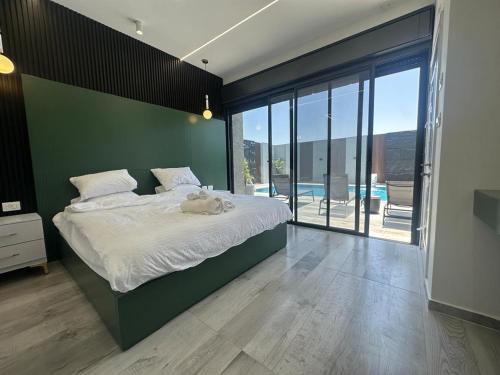 杰里科 alzain 2 villas فلل الزين ٢的一间卧室设有一张大床和绿色的墙壁