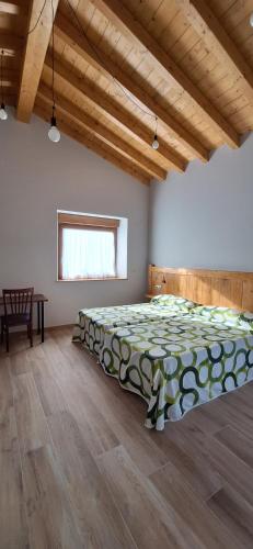 阿瑞特扎Casa Rural Launtzin Landetxea的铺有木地板的客房设有一间带大床的卧室