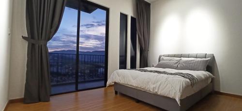 乔治市Beacon Executive Suites George Town Apartment Malaysia deals的一间卧室设有一张床和一个大窗户