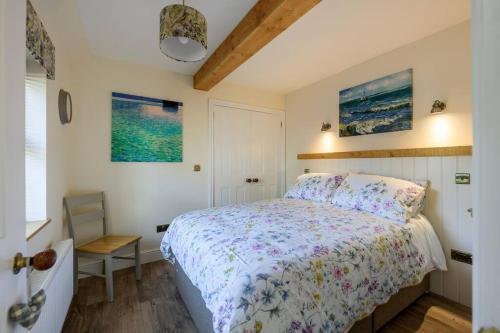 圣安德鲁斯Country Cottage by St. Andrews的一间卧室配有一张带花卉床罩的床