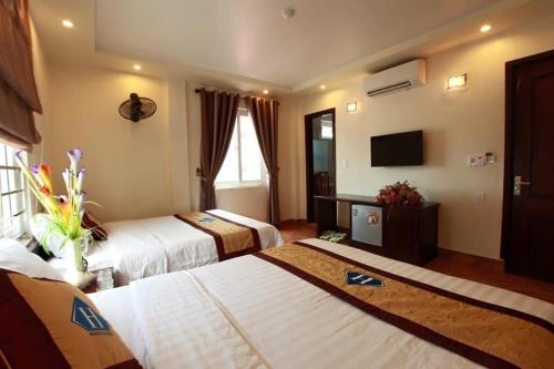 吉婆岛TD Luxury Hotel的酒店客房设有两张床和电视。