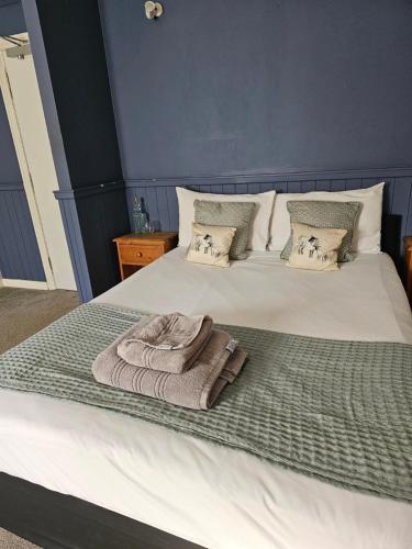 卡恩Dog and Partridge Inn的一间卧室配有两张带毛巾的床