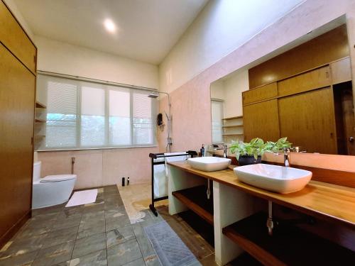 讪柿Chalala Tropical Garden House的一间带两个盥洗盆和卫生间的浴室