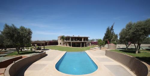 AÃ¯n el KsobVilla Tizra - guest house的房屋前的游泳池