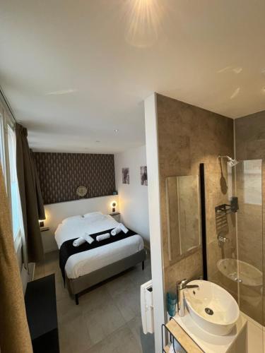 布鲁日D 28的一间酒店客房 - 带一张床和一间浴室